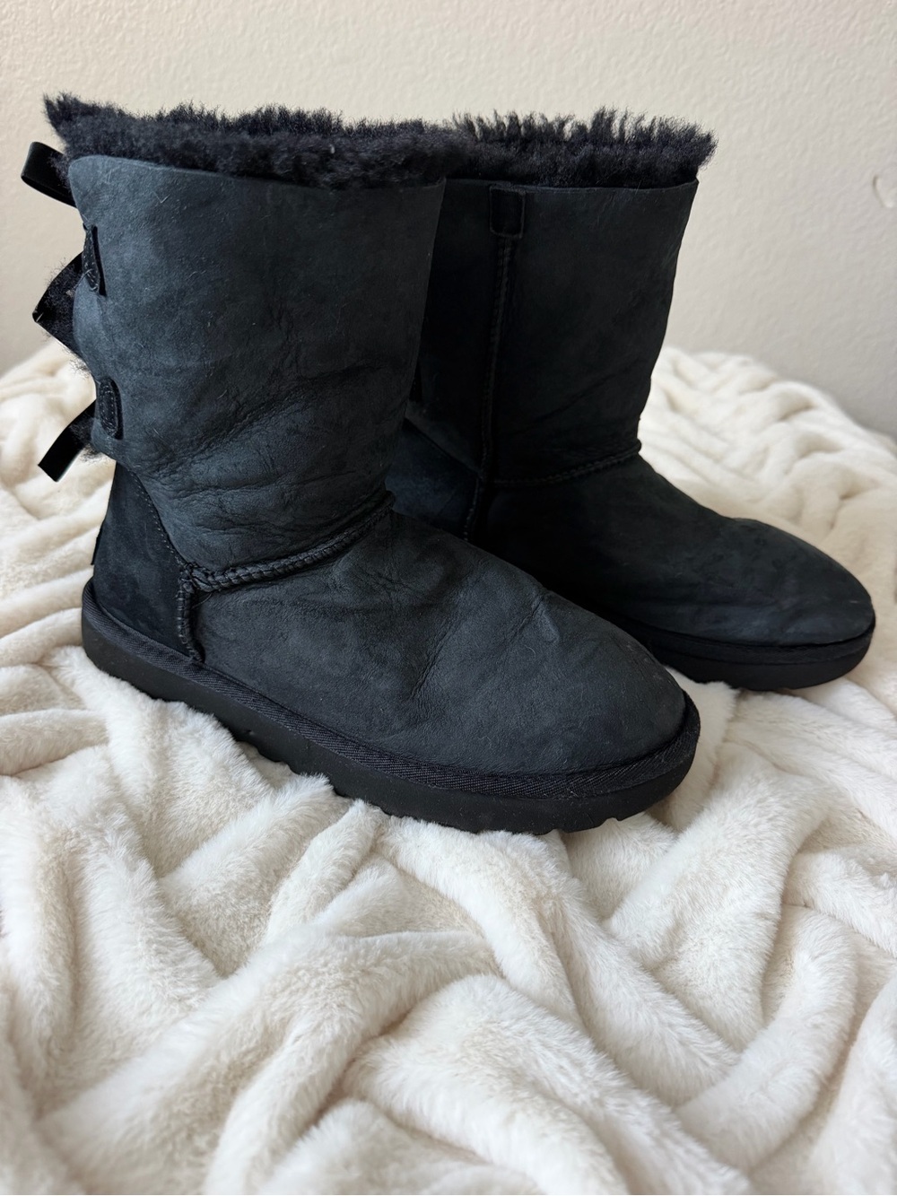 UGG Bailey Bow Black Suede Sheepskin Boots Women’s Size 7